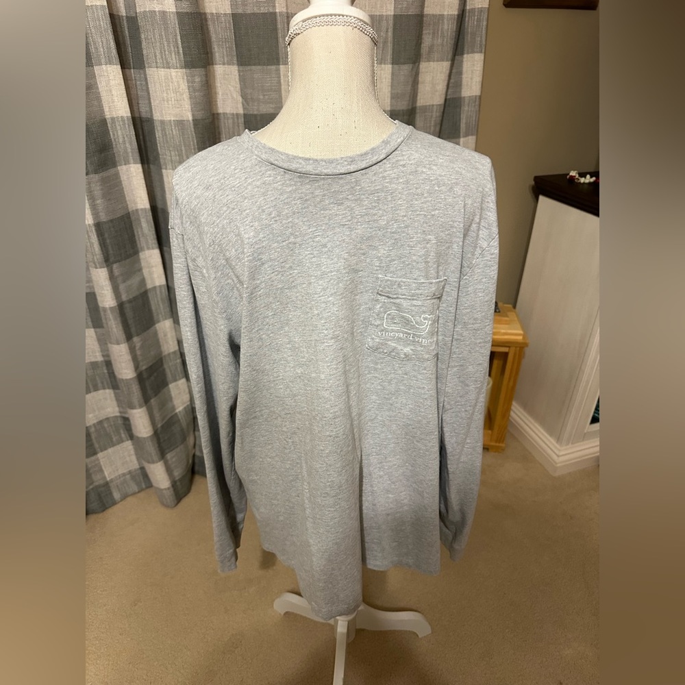 Like new condition Men’s Vineyard Vines size Medium.